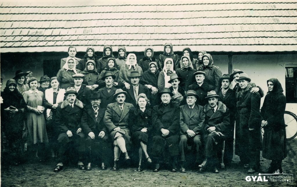 Lakosok és eloljárók az elso iskola elott Némediszolo 1942. november 7.