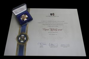 Elismerték Pápai Mihály polgármester munkáját – lovagkeresztet kapott