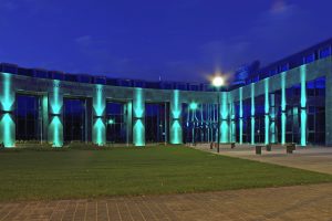 Kékbe borul a Gyáli Polgármesteri Hivatal épülete az autizmus világnapjának estéjén