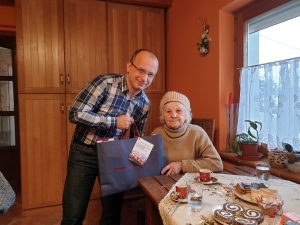Karácsonyi ajándékcsomaggal kedveskedik az Önkormányzat a szépkorúaknak