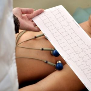 65 év feletti gyáli pácienseknek vérnyomás-mérés és 12 elvezetéses EKG