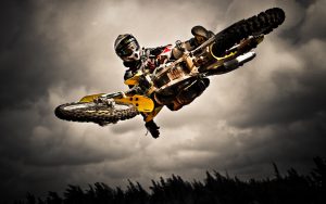Felbőgnek a motorok – technikai sportok versenye a Motocross pályán